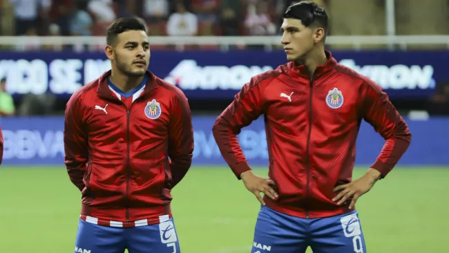 Alexis Vega y Alan Pulido previo al inicio de un enfrentamiento
