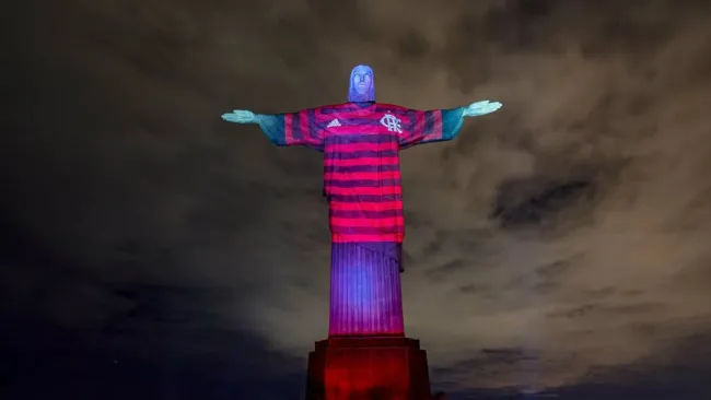 El Cristo Redentor con la playera del Flamengo