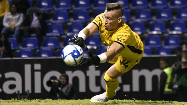 Nicolás Vikonis en atajada