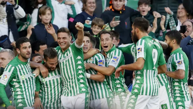 Jugadores del Betis festejan anotación contra Valencia