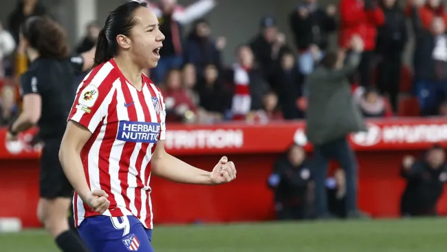 Charlyn Corral festejando gol