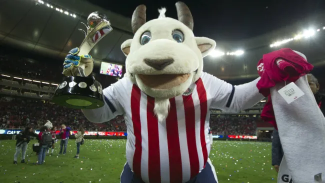 La Chiva Loca durante el festejo de Final de la Liga Femenil