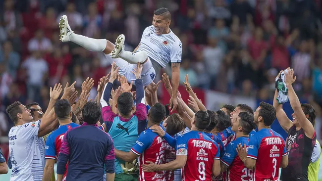Carlos Salcido es homenajeado por jugadores de Chivas