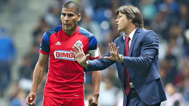 Almeyda da indicaciones a Salcido en un partido de Chivas