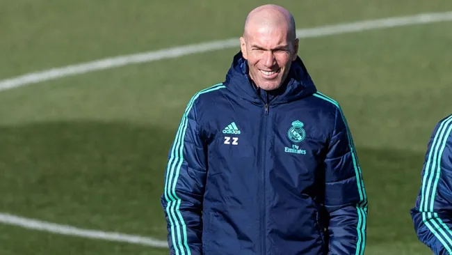 Zinedine Zidane sonríe en el entrenamiento del Real Madrid