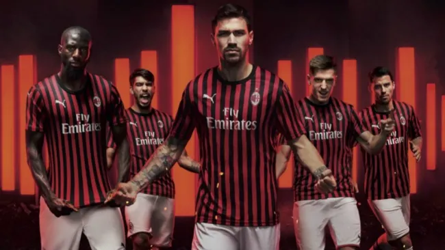 Jugadores del Milan con el uniforme de la temporada 2019-2020