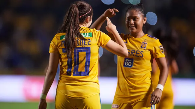 Jugadoras de Tigres festejan en el juego contra Pachuca