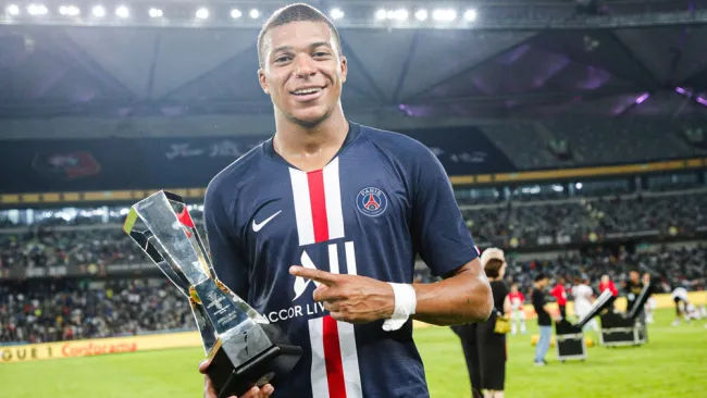 Mbappé posa con un trofeo en la Liga de Francia 