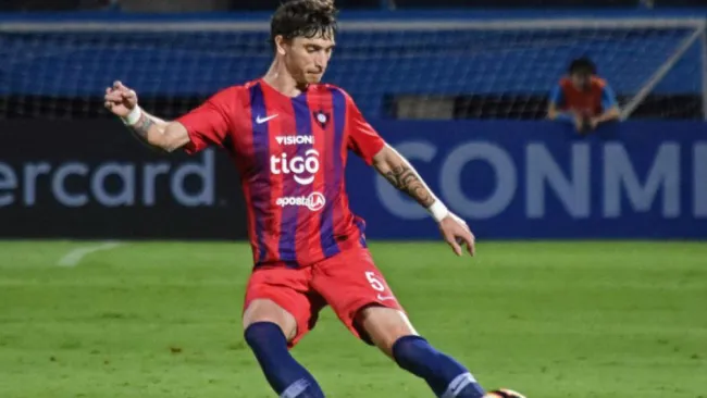 Fernando Amorebieta compite en un partido de la liga paraguaya