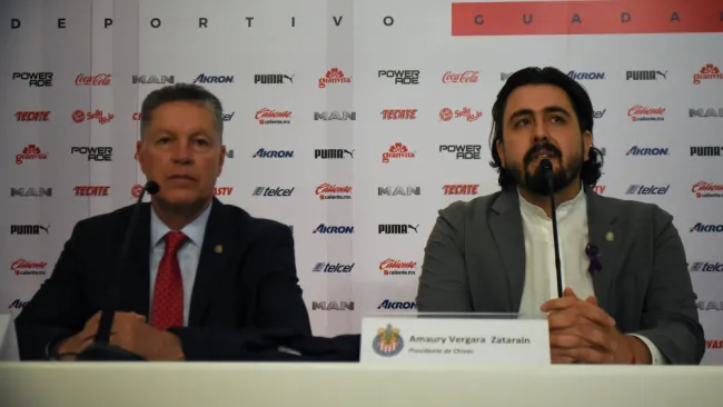 Ricardo Peláez y Amaury Vergara durante la presentación del primero