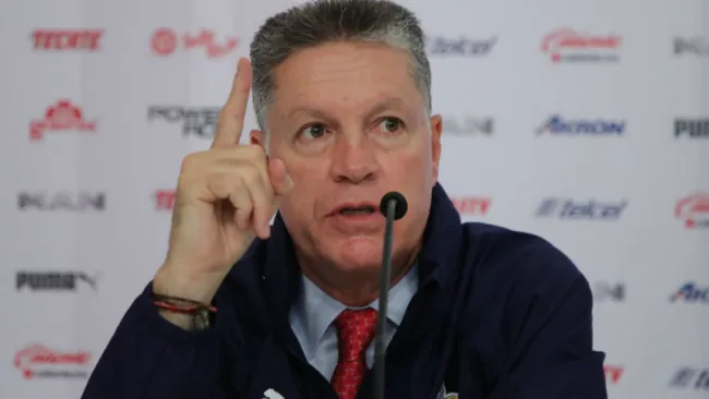 Peláez en su presentación con el Guadalajara 