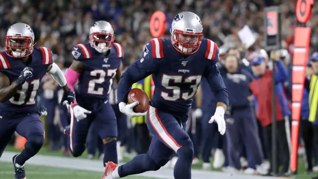 Kyle Van Noy se escapa con el balón a touchdown