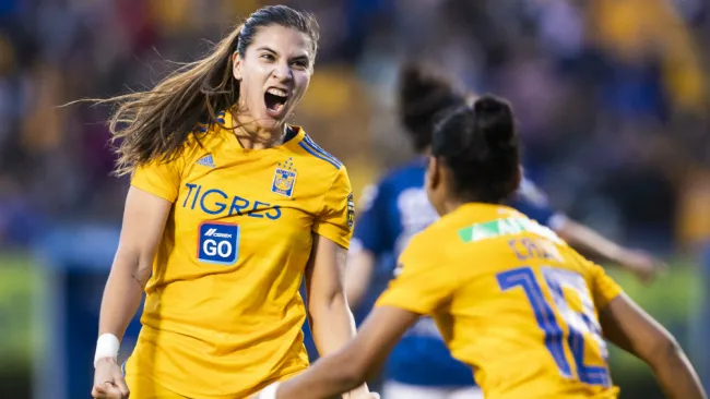 Jugadoras de Tigres Femenil festejan un gol