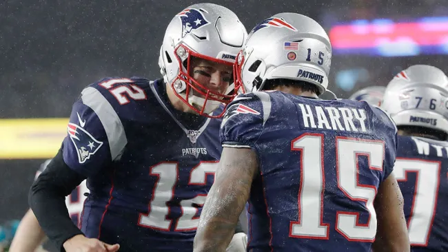 Tom Brady celebra con N'Keal Harry un touchdown