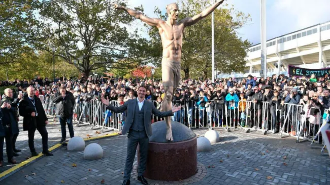 Develación de estatua de Zlatan