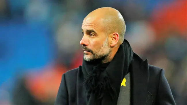 Pep Guardiola dirigiendo partido