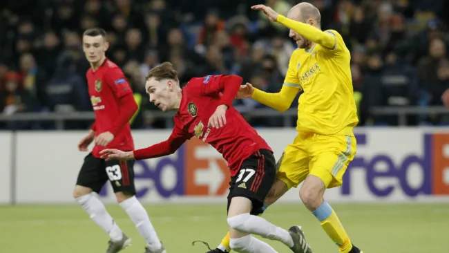 James Garner, del United, disputa el balón ante Ivan Mayewski