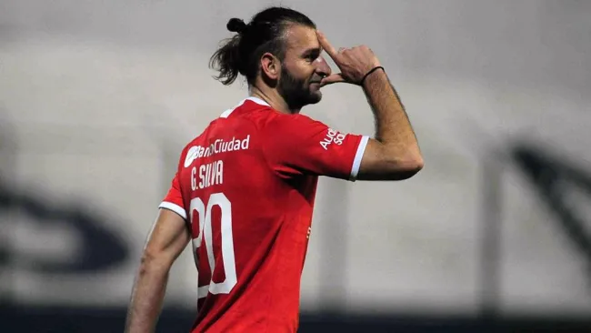 Gastón Silva festeja un gol con Independiente