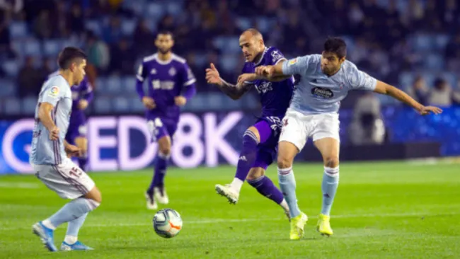 Néstor Araujo pelea un balón con Sandro