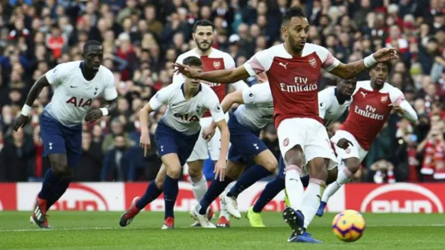 Pierre Emerick Aubameyang, marcando de penalti con el Arsenal