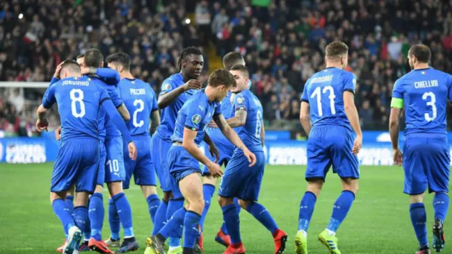 Jugadores de Italia celebran una anotación