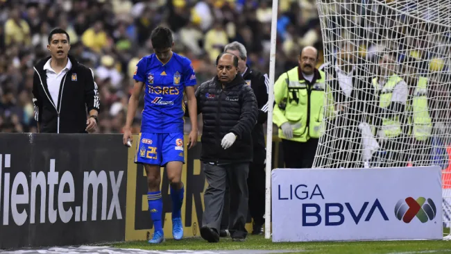 Jürgen Damm saliendo del campo en el partido entre América y Tigres
