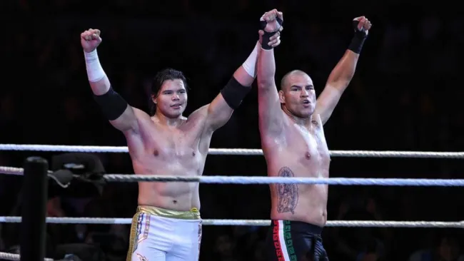 Caín Velásquez y Humberto Carrillo festejan su victoria