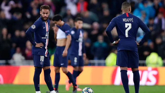 Neymar y Mbappé, a punto de realizar un saque