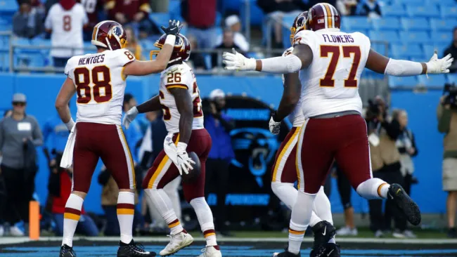 Jugadores de los Redskins festejan una anotación sobre Carolina