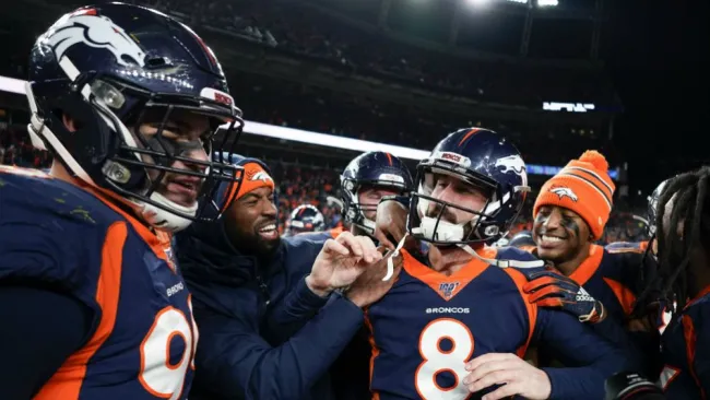 Brandon McManus celebra durante el partido