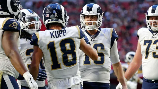 Jared Goff y Cooper Kupp celebran un touchdown