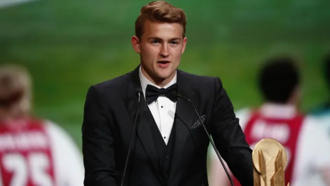 Matthijs de Ligt, con su galardón