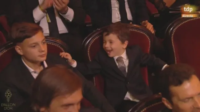 Mateo Messi celebrando el galardón de su padre