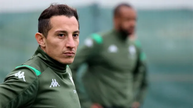 Andrés Guardado, durante un entrenamiento del Betis 