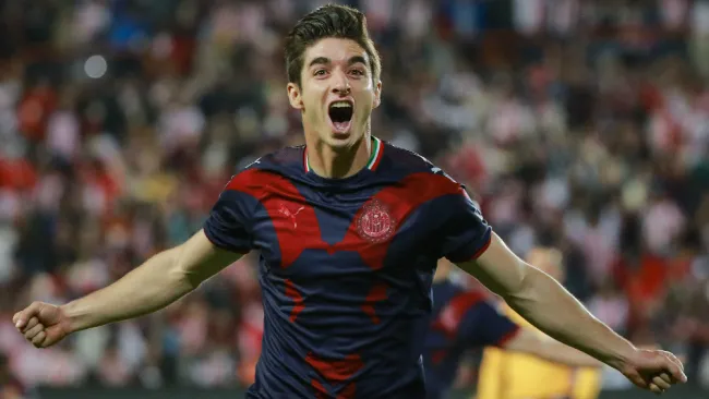 Conejito Brizuela festeja un gol con las Chivas