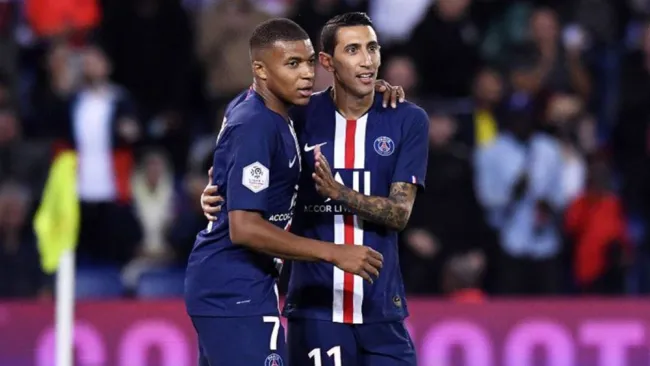 Mbappé y Di María se abrazan en un juego del PSG