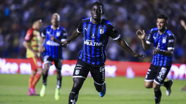 Aké Loba festeja una anotación con Gallos