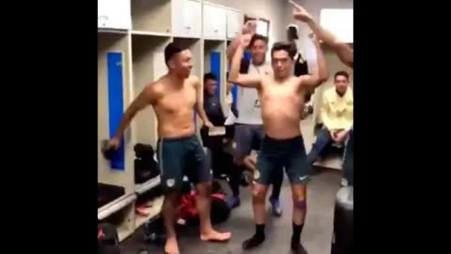 Jugadores del América Sub 17 bailando 'Un violador en tu Camino'