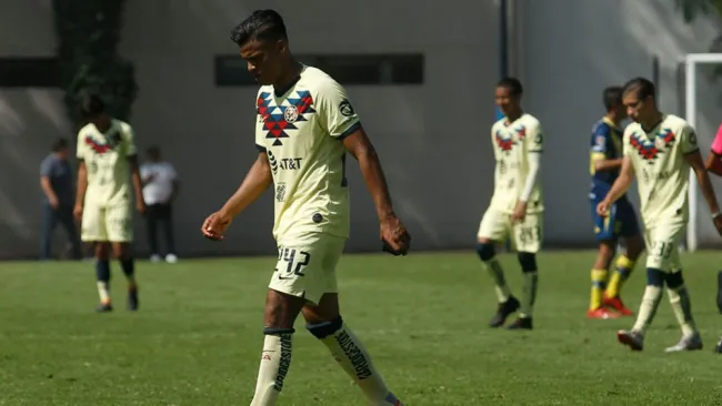 Jugadores del América Sub 17 cabizbajos tras un juego en el A2019