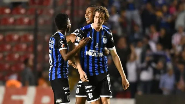 Jugadores de Gallos en festejo de gol en el A2019