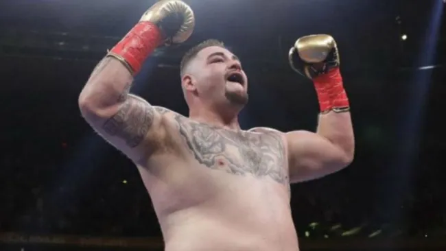 Andy Ruiz festeja tras vencer en junio a Anthony Joshua