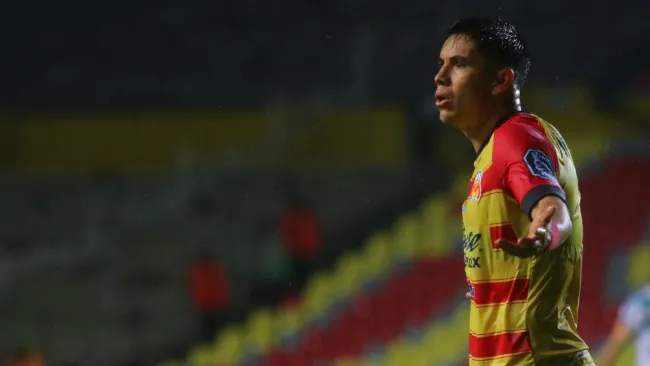 Efraín Velarde en acción con Monarcas