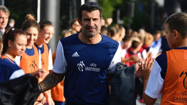 Figo saluda a unos aficionados