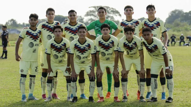 Jugadores del América Sub 17 antes de un partido