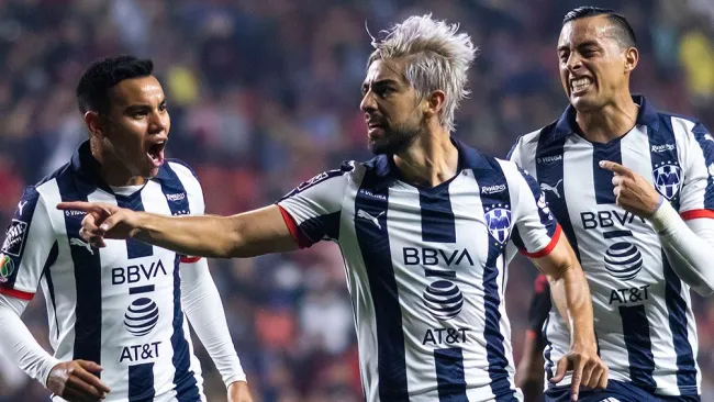 Rodolfo Pizarro festeja un gol con los Rayados