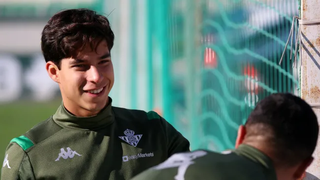 Diego Lainez en entrenamiento con el Betis