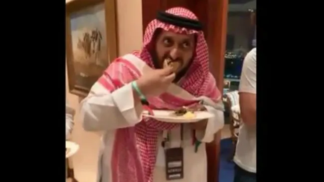 El Principe Khalid disfruta de un taco de barbacoa