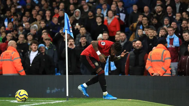 Fred recibe botellazo de la afición de Manchester City