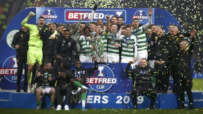 Jugadores del Celtic celebran el Título