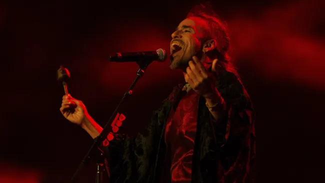 Rúben Albarrán en concierto de Café Tacuba